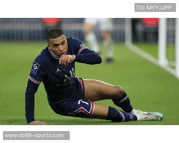 姆巴佩争抢中意外倒地主动示意换人球迷心忧望无大碍 姆巴佩争抢中意外倒地主动示意换人球迷心忧望无大碍