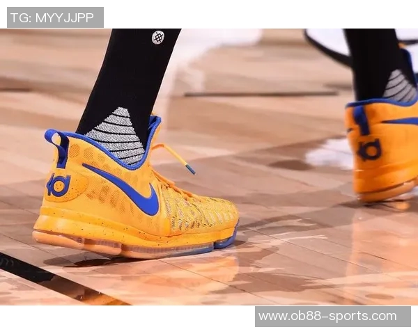 KD梦想演绎大佬角色与美女共舞并在镜头前展现枪法魅力