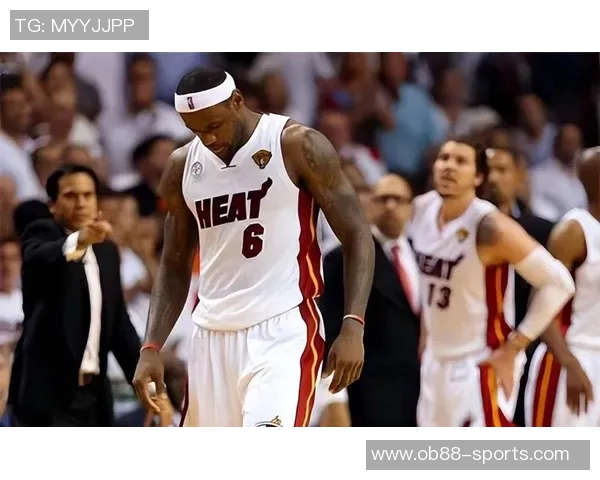 詹姆斯赛后采访时佩戴骑士冠军戒指展现永恒荣耀与不屈精神