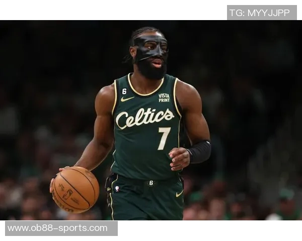 杰伦布朗上半场状态回暖8投4中贡献13分4篮板4助攻表现全面